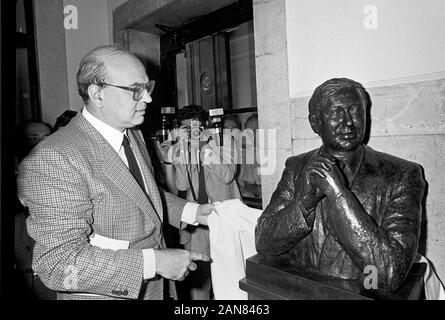 Bettino Craxi, Sekretär der Sozialistischen Partei Italiens (PSI) weiht im Corriere della Sera Zeitung Hauptsitz eine Büste im Speicher des Journalisten Walter Tobagi, getötet in einem terroristischen Anschlag im Jahre 1980 (Mailand, Mai 1982). Stockfoto