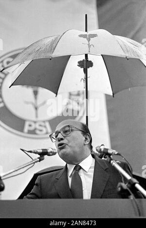 Mailand (Italien), Treffen von Bettino Craxi, Sekretär der PSI, Sozialistische Partei Italiens auf dem Duomo Platz (Mai 1987) Stockfoto