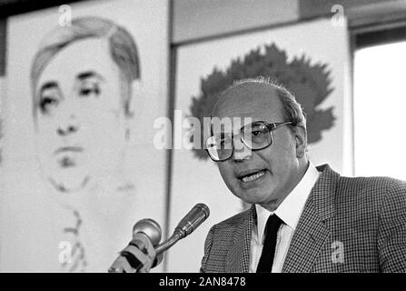 Bettino Craxi, Sekretär der Sozialistischen Partei Italiens (PSI) weiht im Corriere della Sera Zeitung Hauptsitz eine Büste im Speicher des Journalisten Walter Tobagi, getötet in einem terroristischen Anschlag im Jahre 1980 (Mailand, Mai 1982). Stockfoto