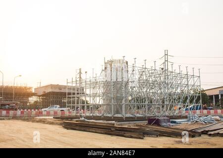 Bagger graben Boden Brücken über die Kreuzung zu errichten. In der Nähe der Gemeinschaft Stockfoto
