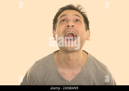 Studio shot junger Mann mit Drei-Tage-Bart vor weißem Hintergrund Stockfoto