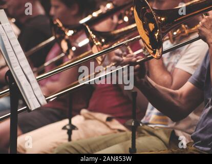 Musiker Posaune in einer Brass Band Stockfoto