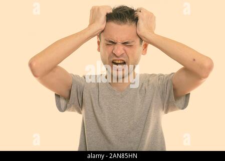 Studio shot junger Mann mit Drei-Tage-Bart vor weißem Hintergrund Stockfoto