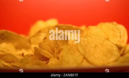 Golden knusprige Chips closeup, Junk Food mit Geschmacksverstärker, Risiken für die Gesundheit Stockfoto