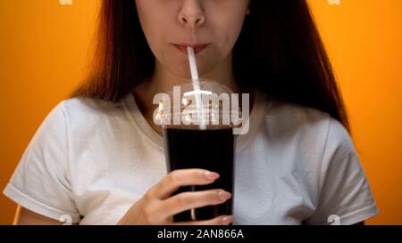 Glückliches Mädchen trinken Soda, gesüßte Getränke, Zucker Konzept Stockfoto