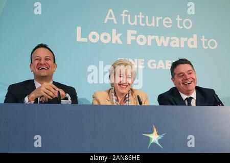 Ein Taoiseach Leo Varadkar (links), Minister für Finanzen österlichen Donohoe (rechts) und Minister für Wirtschaft, Unternehmen und Innovation Heather Humphreys in einem Fine Gael Pressekonferenz ihre wirtschaftlichen Plan an der Fine Gael Media Center in Dublin zu starten. Stockfoto