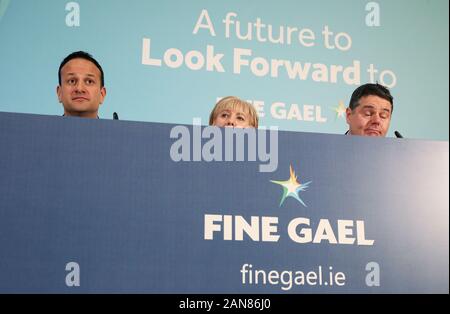 Ein Taoiseach Leo Varadkar (links), Minister für Finanzen österlichen Donohoe (rechts) und Minister für Wirtschaft, Unternehmen und Innovation Heather Humphreys in einem Fine Gael Pressekonferenz ihre wirtschaftlichen Plan an der Fine Gael Media Center in Dublin zu starten. Stockfoto