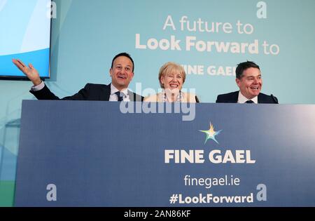 Ein Taoiseach Leo Varadkar (links), Minister für Finanzen österlichen Donohoe (rechts) und Minister für Wirtschaft, Unternehmen und Innovation Heather Humphreys in einem Fine Gael Pressekonferenz ihre wirtschaftlichen Plan an der Fine Gael Media Center in Dublin zu starten. Stockfoto