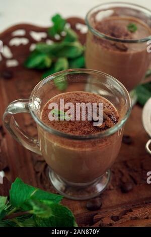 Schokolade mint Protein Milchshake Smoothie, selektiver Fokus Stockfoto