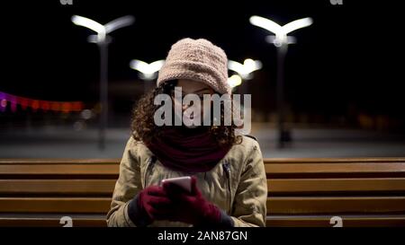 Biracial Mädchen sitzen draussen, lustige Bilder und aufrichtig lächelnd Stockfoto