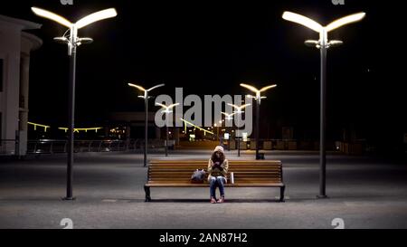 Happy Teenager im Park sitzen, Beobachten und Kommentieren von Fotos in sozialen Medien Stockfoto