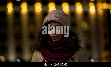 Multiethnischen teen Modell Lächeln, für Freunde Video Kamera posieren, Night city Stockfoto