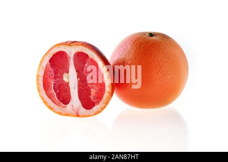 Frische rote Grapefruit auf weißem Hintergrund Stockfoto