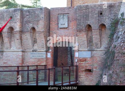 Dozza Imolese, Italien - 06 Januar, 2020: Mittelalterliche Festung in Dozza Imolese. Dozza ist eine italienische Gemeinde in der Provinz Bologna. Italien. In der it Stockfoto