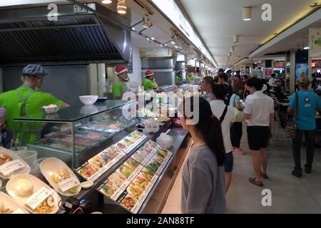 MBK Essen Insel food court auf dem 6. Stock, Bangkok, Thailand. Es gibt viele Stände, die diverse Teil mit günstigen Preisen zu Essen bieten. Stockfoto