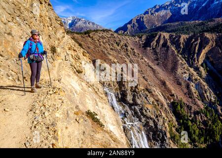 Weiblicher Trekker auf dem Lower Dolpo Circuit Trek in der Nähe von Ringmo/Phoksundo, Nepal Himalaya Stockfoto