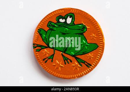 Halloween belgische Milchschokolade Münze Folie verpackt auf weißem Hintergrund - ideal für Halloween Stockfoto