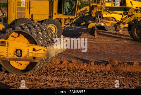 Boden Verdichter mit vibrationswalzen Padfoot-walze. Schwere Maschinen arbeiten auf der Autobahn Baustelle. Fahrzeug für Bodenverdichtung. Straßenbau Stockfoto