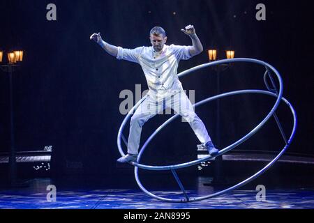 Wetzlar, Deutschland. 13 Jan, 2020. Julien Silliau, kanadische Künstler, Aqua-lounge mit deutschen Rad, bei Gymnastik show Feuerwerk der Turnkunst - Tour 2020: OPUS, in der rittal-arena Wetzlar. Credit: Christian Lademann Stockfoto