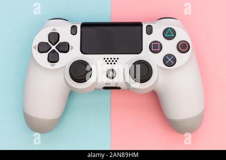 LONDON - Dezember 10, 2019: Video Game Gaming Controller auf rosa Hintergrund, Ansicht von oben Stockfoto