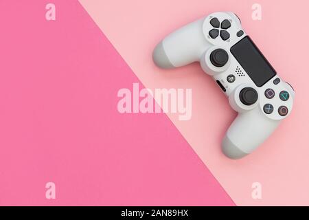 LONDON - Dezember 10, 2019: Video Game Gaming Controller auf rosa Hintergrund, Ansicht von oben Stockfoto