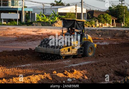 Boden Verdichter mit vibrationswalzen Padfoot-walze. Schwere Maschinen arbeiten auf der Autobahn Baustelle. Fahrzeug für Bodenverdichtung. Straßenbau Stockfoto