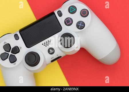 LONDON - Dezember 10, 2019: Video Game Gaming Controller auf hellen Rot Gelb Farbe Hintergrund der Ansicht von oben Stockfoto