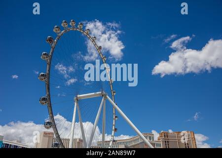 Las Vegas, Nevada, USA. 27. Mai 2019. Riesenrad der High Roller mit sphärischen Kabinen, dem höchsten Riesenrad der Welt, blauer Himmel backgro Stockfoto