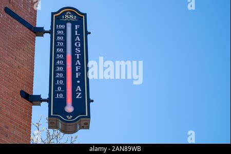 Flagstaff, Arizona, USA. 25. Mai 2019. Straße thermometer Kelvin-skala auf einem Backsteingebäude, blauer Himmel, Temperaturen über 50 Grad, kopieren Stockfoto