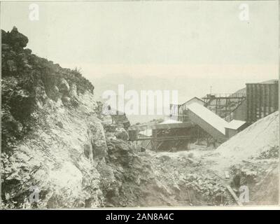 E/MJ: Engineering und Mining Journal. Die Knox Zugmaschine mit Auflieger IN DSE ZWISCHEN DUQUESNE UND PATAGONIEN, Ariz.. Panoramablick AUF DIE WEIHNACHTEN MINE&gt; MODEM COUNTY, Arizona 872 ENGINEERING UND MINING JOURNAL Vol. 102, Nr. 20. Stockfoto