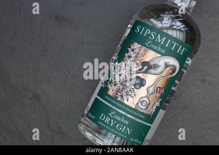 LONDON - Dezember 10, 2019: Sipsmith Handwerk Gin in Glasflasche auf dunklem Hintergrund Stockfoto