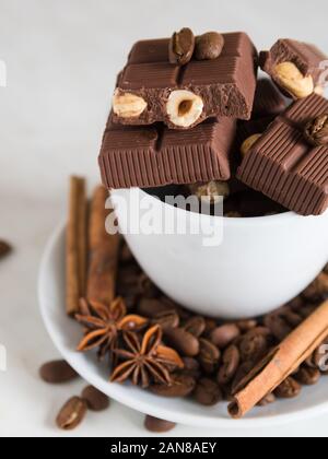 Immer noch leben, Installation, eine Schale mit Schokolade, Kaffee Bohnen, Anis und Zimtstangen auf einem Marmortisch Stockfoto