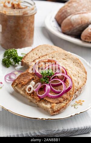 Scheiben Brot slathered mit Schweineschmalz vermischt mit Boden Grieben, mit Zwiebeln und Petersilie auf der Oberseite Stockfoto