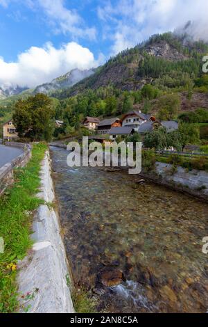 Das Dorf am Oberlauf der Mur (Mura) River in den österreichischen Alpen Stockfoto