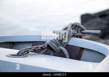 Nahaufnahme des Bogens mit geknüpftem Seil und Kette, die es am Dock befestigt Stockfoto