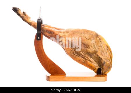 Ganze iberische Schinken Bein in einem Holz- ham stehen auf weißem Hintergrund Stockfoto