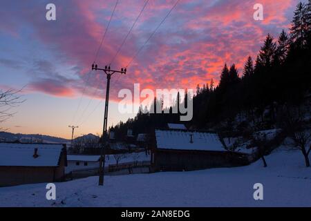 Winter Sonnenuntergang im Dorf von Petru Voda, Rumänien Stockfoto