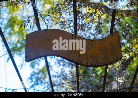 Leer leer Holz Schild aus einer metallischen Struktur, blauer Himmel und baum laub Hintergrund, kopieren, unter Ansicht Stockfoto