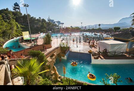 Der Amazonas, einer der Wasser Fahrten im Wasserpark Aqualandia. Benidorm. Alicante. Spanien. Stockfoto