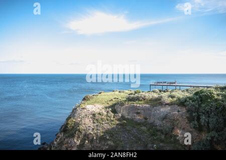 Albufeira, Portugal - Mai 3, 2018: die Menschen genießen den Blick aufs Meer vom Ponton aus einem Restaurant mit Blick auf die Strände an einem Frühlingstag Stockfoto