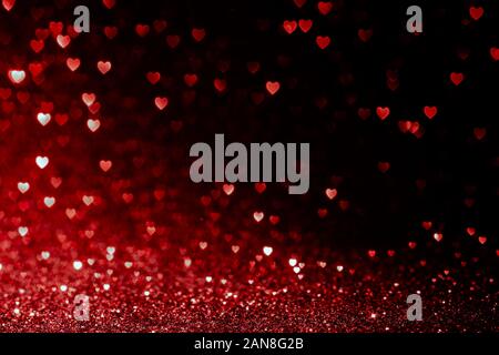 Valentinstag Hintergrund mit roten Herzen glitzern Bokeh auf schwarz, Karte für Valentinstag, weihnachten und Hochzeit Feier, Love Bokeh glänzendes Confit Stockfoto