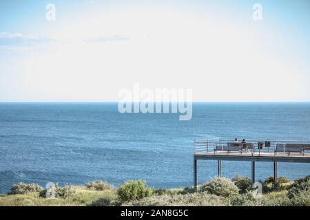 Albufeira, Portugal - Mai 3, 2018: die Menschen genießen den Blick aufs Meer vom Ponton aus einem Restaurant mit Blick auf die Strände an einem Frühlingstag Stockfoto