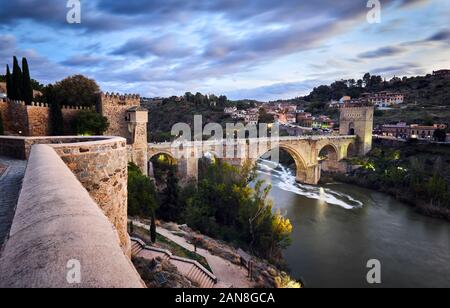 Puente de San Martin, eine mittelalterliche Brücke über den Fluss Tagus. Toledo, Kastilien-La Mancha. Spanien. Stockfoto