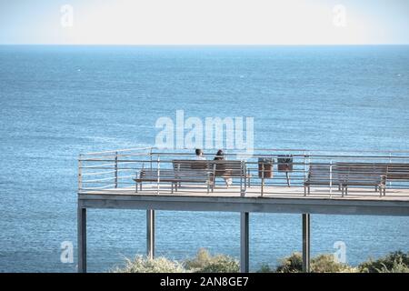 Albufeira, Portugal - Mai 3, 2018: die Menschen genießen den Blick aufs Meer vom Ponton aus einem Restaurant mit Blick auf die Strände an einem Frühlingstag Stockfoto