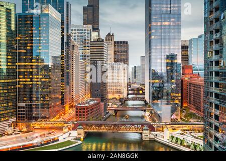 Chicago, IL, USA Stadtbild in der Innenstadt am Chicago River in der Abenddämmerung. Stockfoto