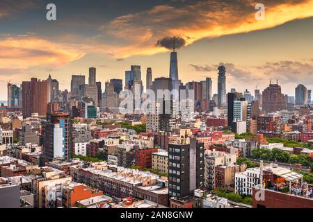 New York, New York, USA Lower Manhattan Skyline der Stadt Rooftop View in der Abenddämmerung. Stockfoto
