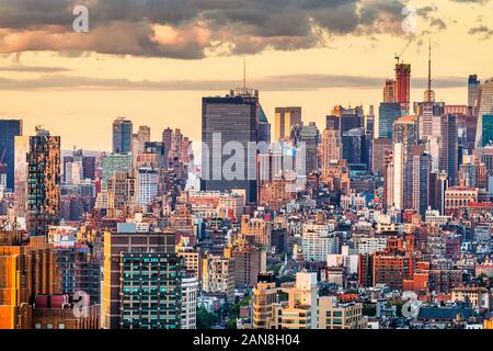 New York, New York, USA dichten Skyline der Stadt über Chelsea in Richtung Hell's Kitchen in der Dämmerung. Stockfoto