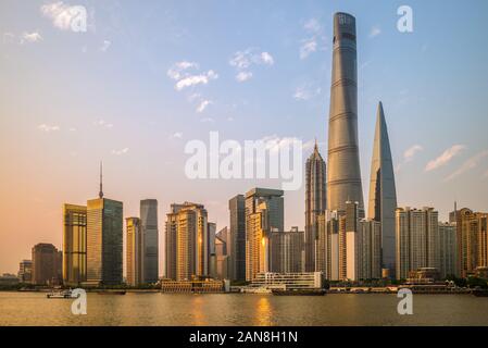 Skyline von Pudong durch den Fluss Huangpu in Shanghai, China Stockfoto