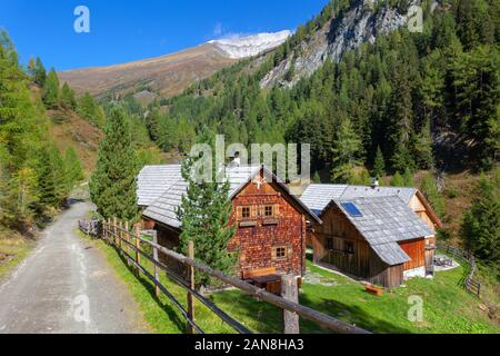 Traditionellen Holzhaus in den österreichischen Alpen Stockfoto