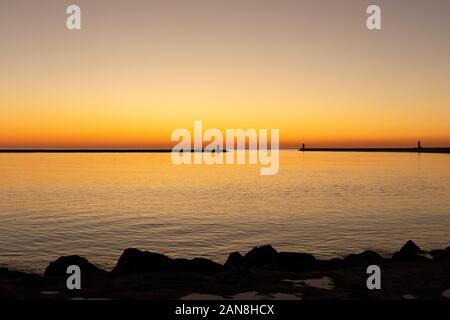 Hafen bei Sonnenuntergang in der Flussmünde des Flusses Douro, Porto, Portugal. Stockfoto